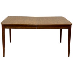 Mesa de comedor moderna de mediados de siglo en nogal de 60" con 1 extensión