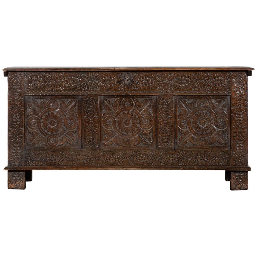 Forziere inglese in Oak intagliato del XVIII secolo