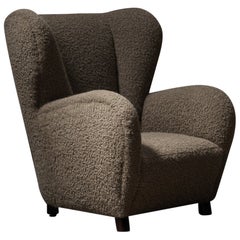 Boucle Sessel mit Flügeln