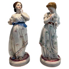 Paire d'importantes figurines en porcelaine représentant deux femmes avec des oiseaux
