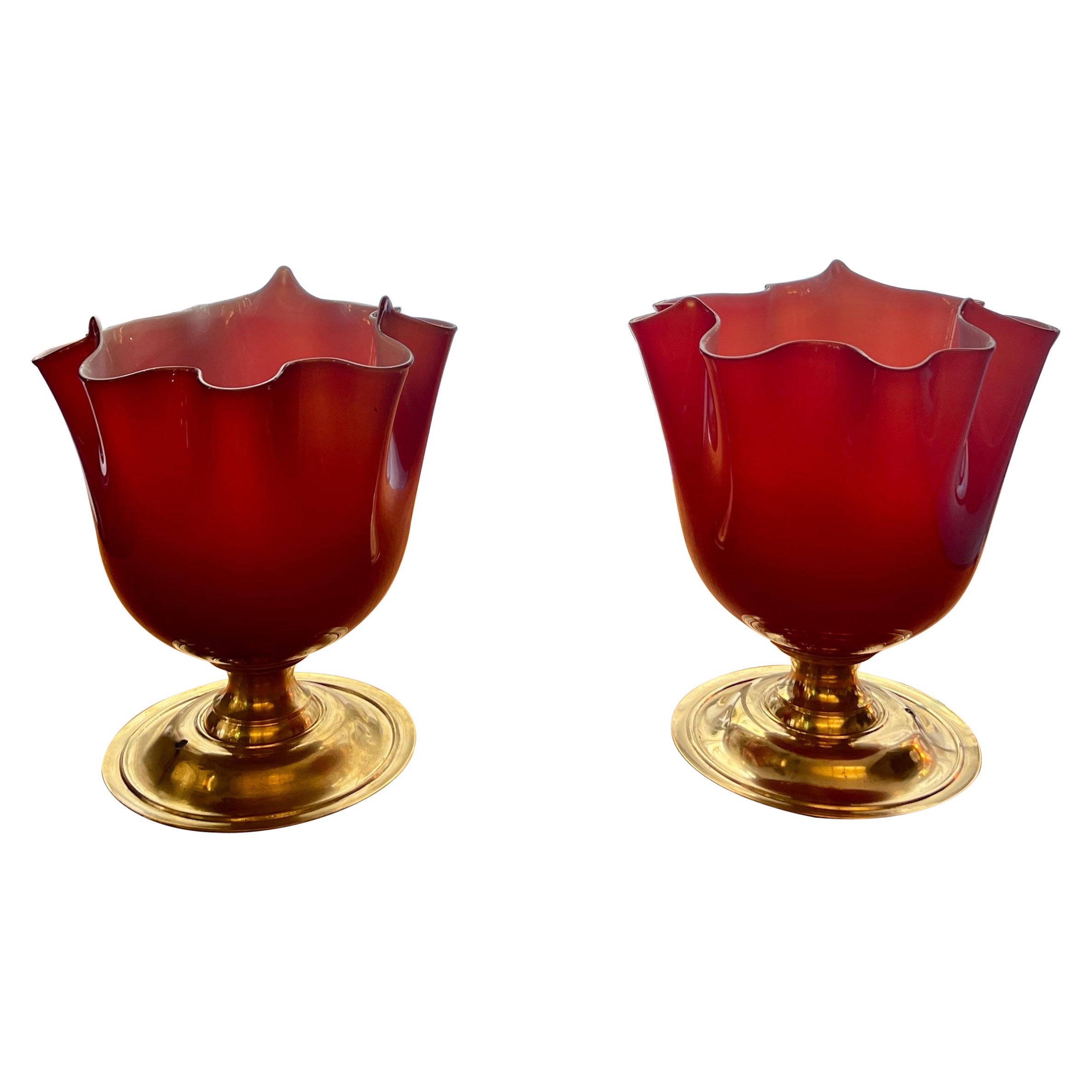 Paire de lampes mouchoirs en verre de Murano rouge avec base ronde en laiton, années 1980