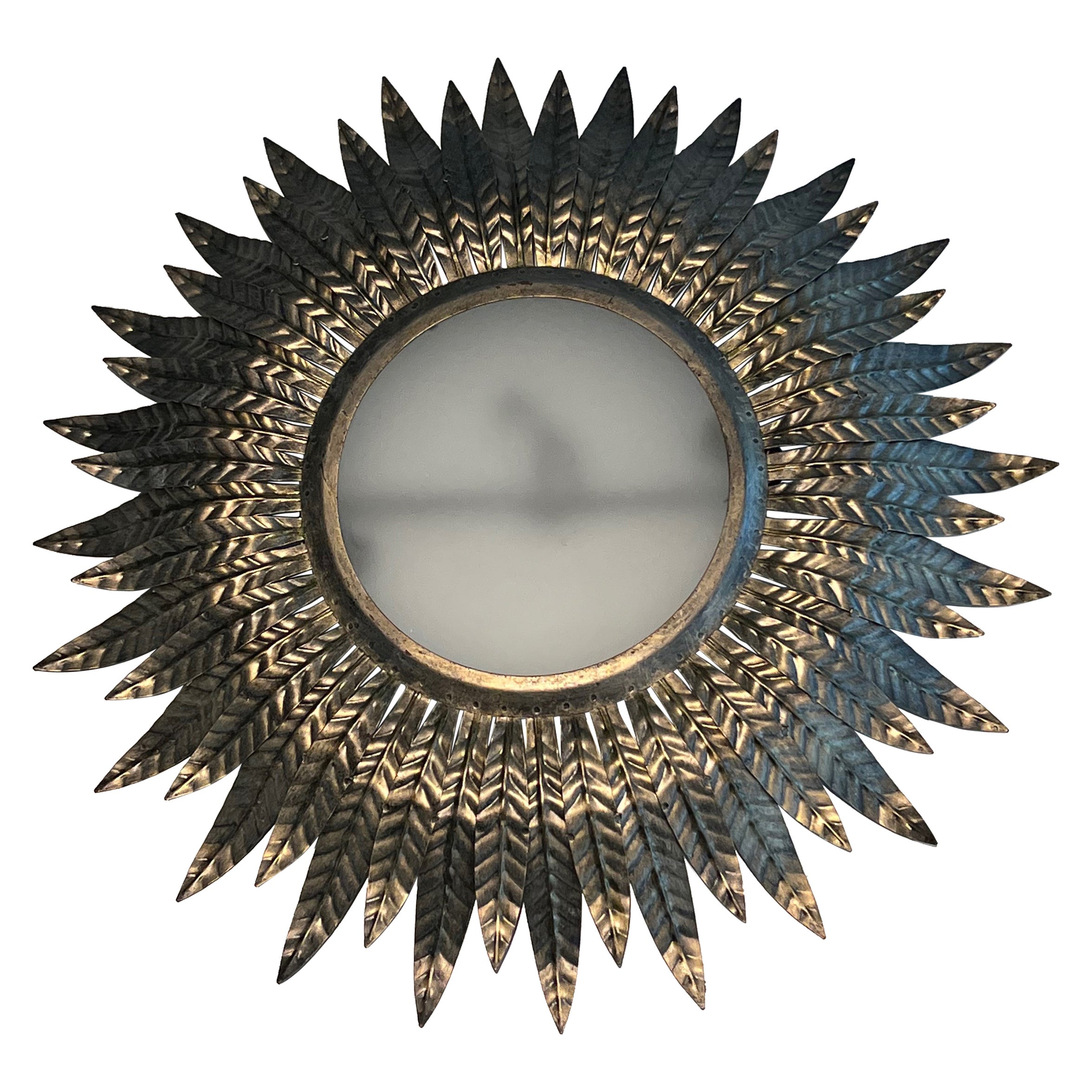 Applique ou éclairage mural Sunburst en métal argenté avec un verre rond opaque en vente