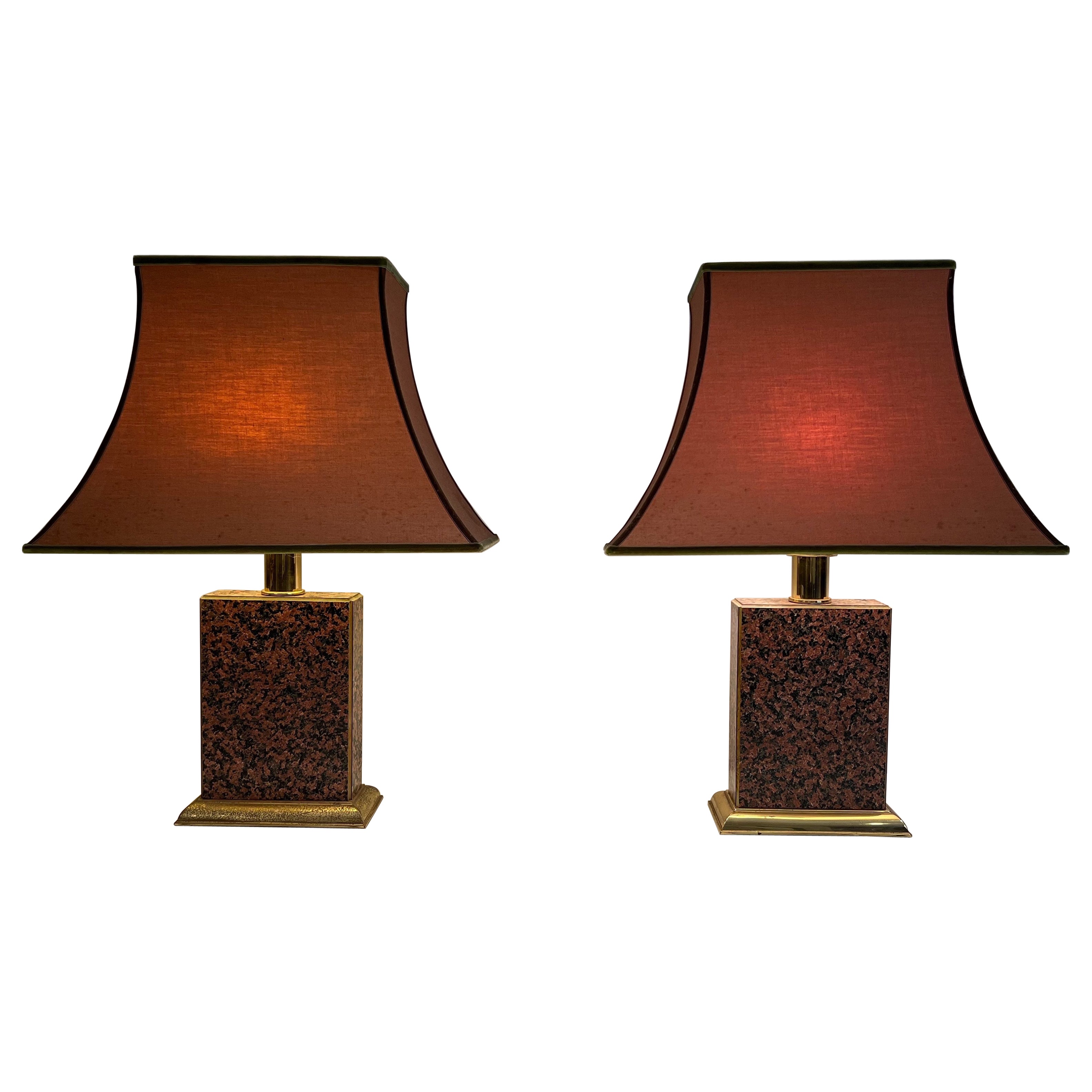Paire de lampes de style chinois en bois imprimé et métal doré avec abat-jour pagode