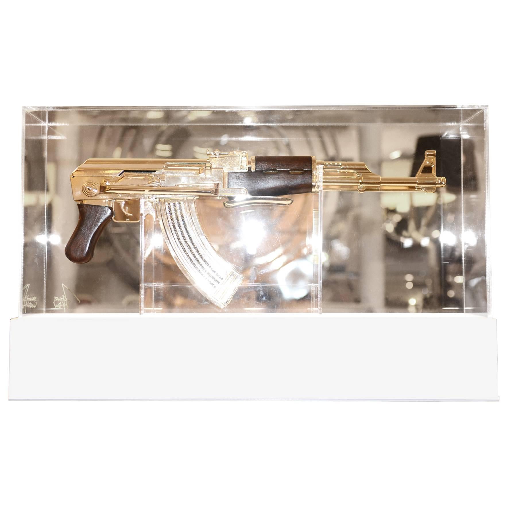Assault rifle AK-47, in silver finish. Non-functional.
Authentic limited edition piece,
Numbered 04/05. Finish with silver.
Base on plexiglass with led light
and system of color variation and intensity.
Incorporated. Transparent plexiglass