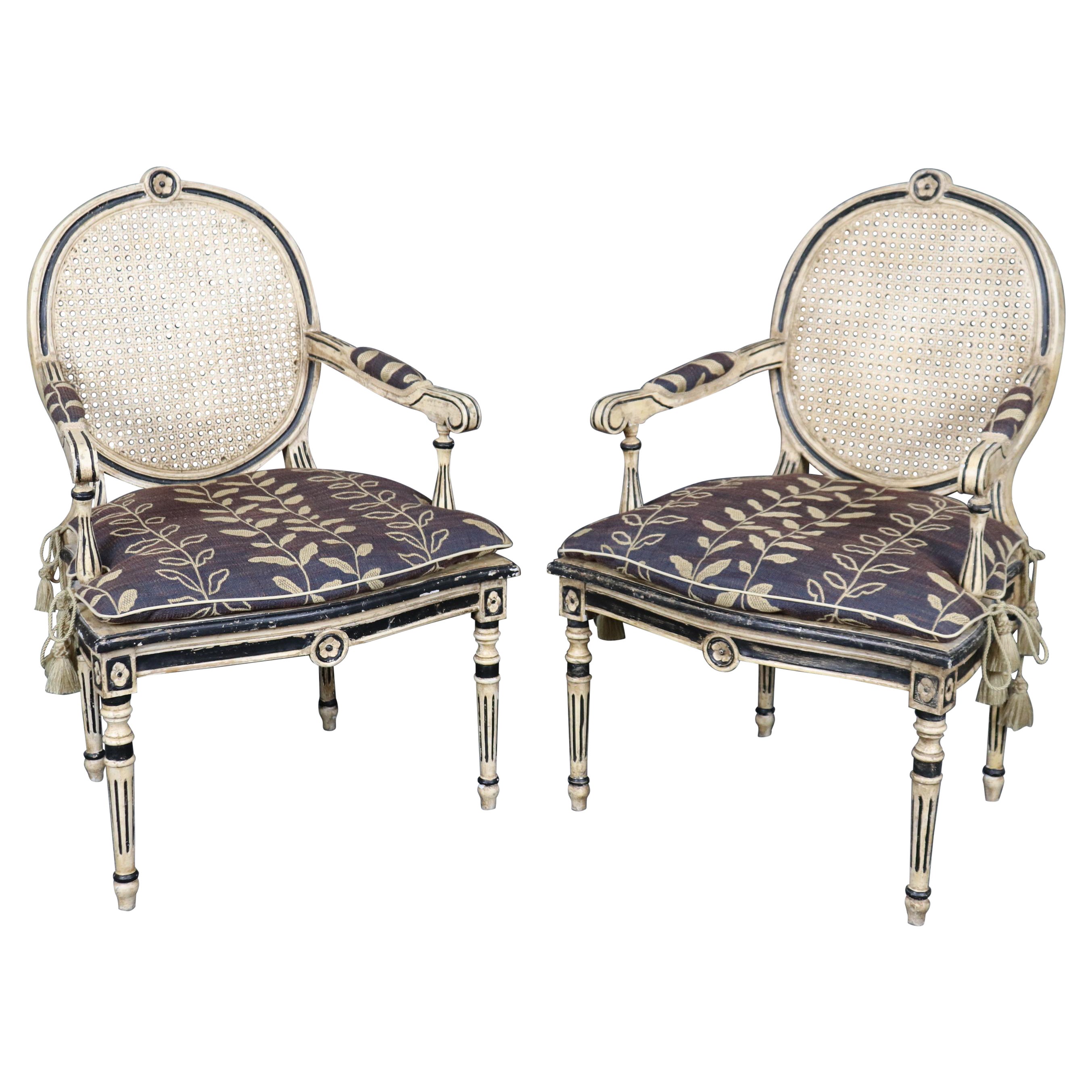 Fantastique paire de fauteuils Louis XVI en mauvais état décorés de peinture noire et crème