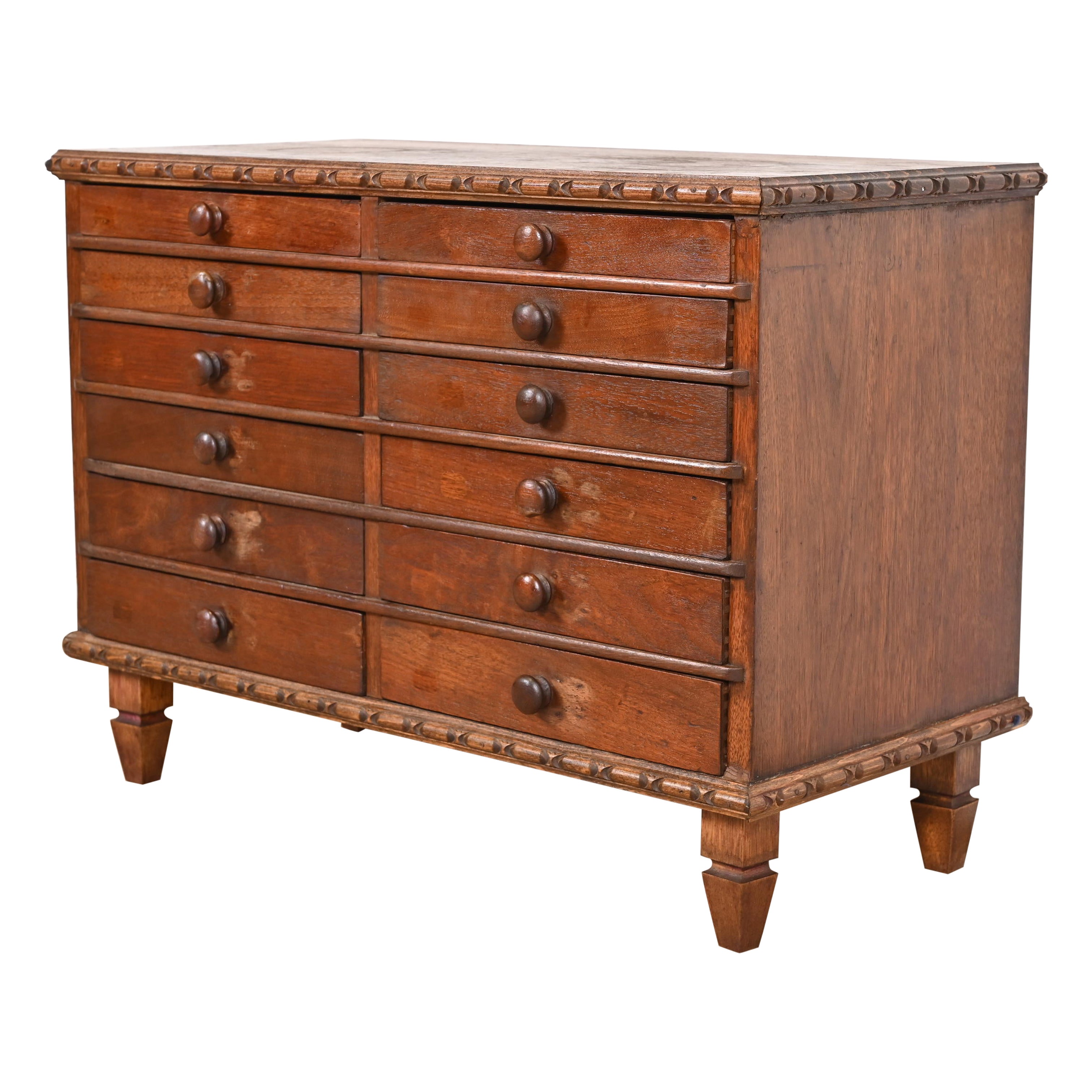 Antiquité - Cabinet de collection victorien à douze tiroirs en acajou sculpté, vers 1880