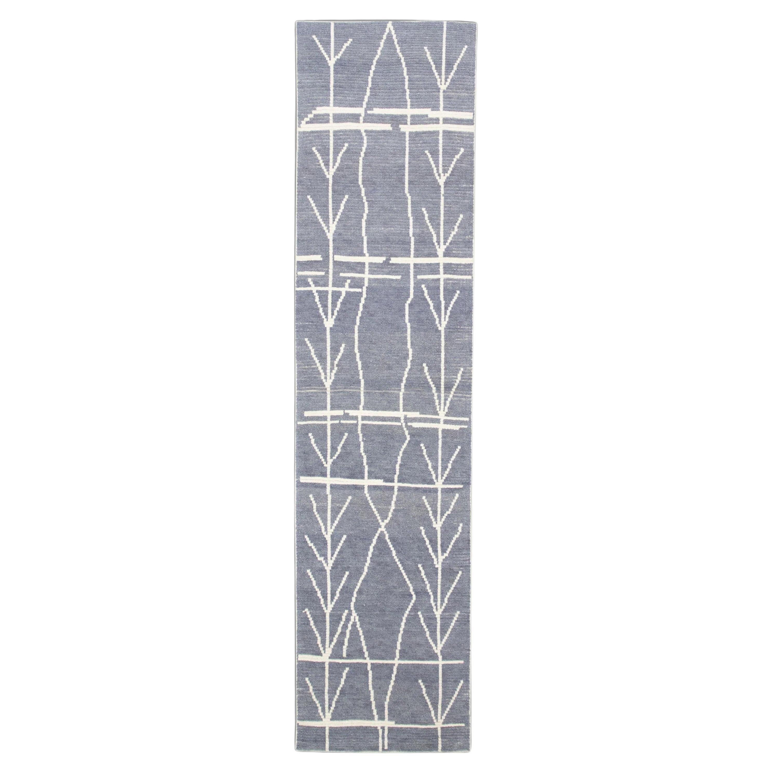 Tappeto turco in lana fatto a mano Modern Tulu Blue Gray Runner 2'6" x 10'4" in vendita