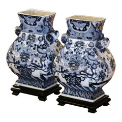 Pareja de jarrones chinos de porcelana azul y blanca pintados a mano de finales de siglo sobre peanas