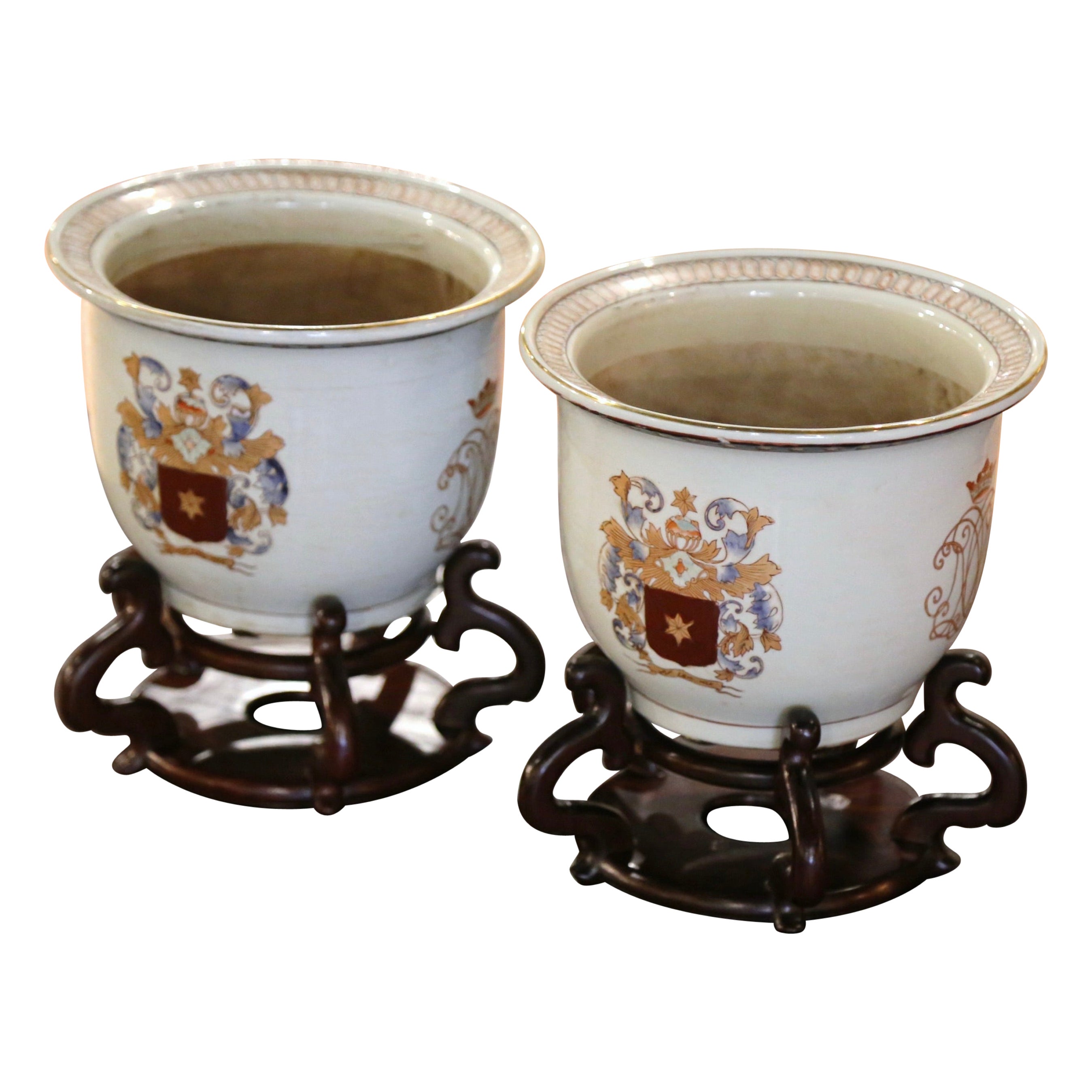 Paire de pots à caches en porcelaine peints à la main, sur stand, datant de la fin du 20e siècle, d'origine italienne