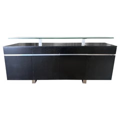 Buffet wengé moderne avec plateau en verre flottant conçu par Greg Sheres.  En stock.