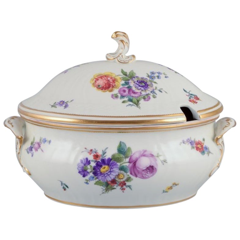 Flor sajona de Royal Copenhagen, sopera con tapa pintada a mano con flores. en venta