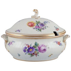 Flor sajona de Royal Copenhagen, sopera con tapa pintada a mano con flores.
