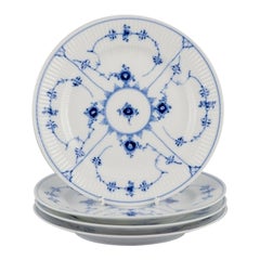 Royal Copenhagen Blau geriffelte Plain. Vier Teller aus Porzellan.