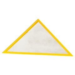 Miroir avec cadre triangulaire jaune par Anna Castelli Ferrieri, 1980
