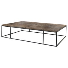 Wabi Sabi. Excepcional mesa de centro hecha a medida con tablero de nogal del siglo XVIII.