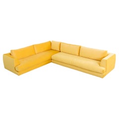 Gepolstertes, maßgeschneidertes Sofa aus gelbem Mohair-Samt