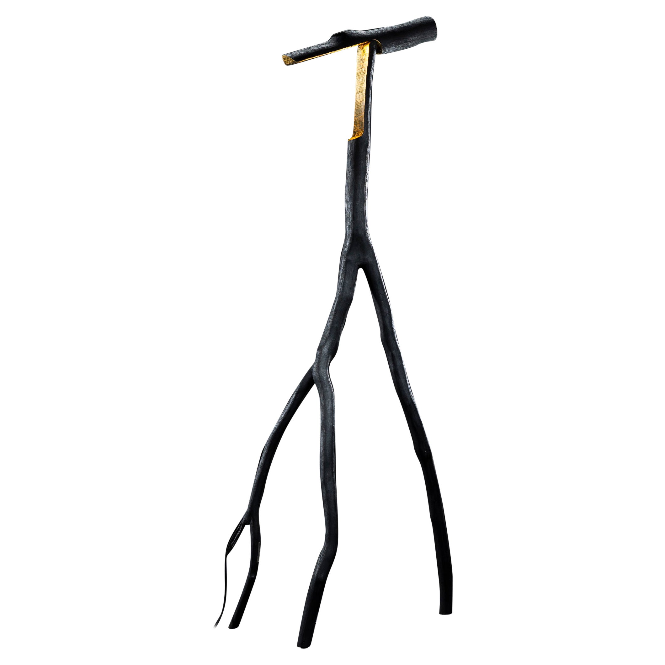 Lámpara de pie Snappy Tree Friend Charred & Gold de Marco Iannicelli