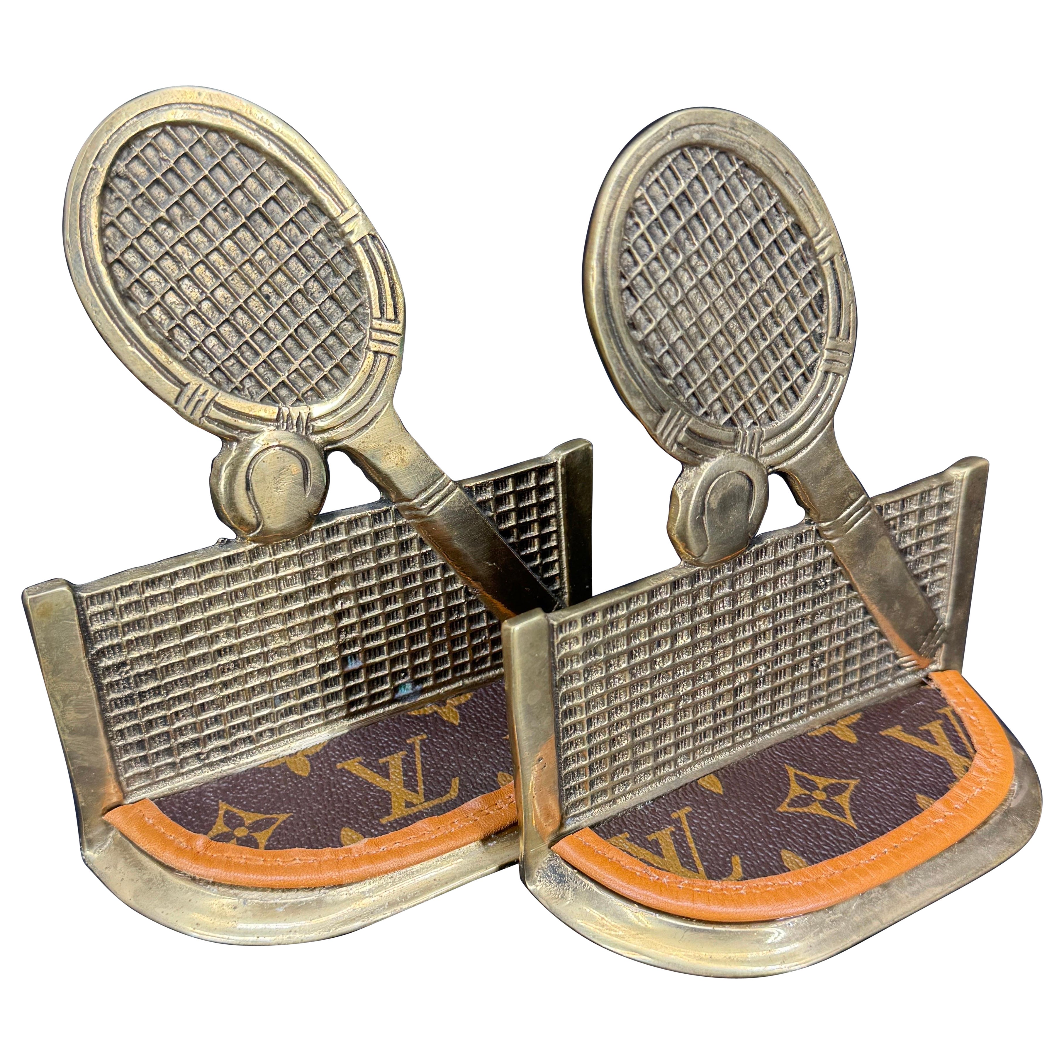 Paar Tennisschläger aus Messing mit Buchstützen und Louis Vuitton-Monogramm-Stoff