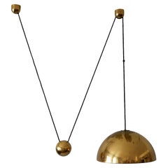 Elegante lámpara colgante de contrapeso de latón de mediados de siglo de Florian Schulz Años 60
