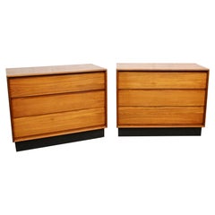 Comò a plinto in teak danese moderno di metà secolo