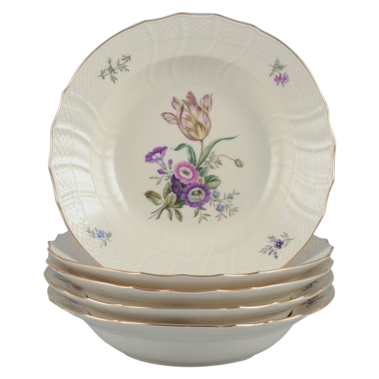 Royal Copenhagen "Frijsenborg". Cinque piatti profondi in porcellana dipinta a mano. in vendita