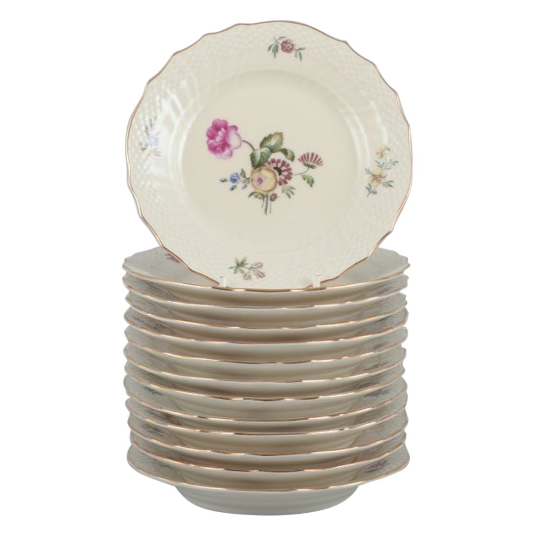 Royal Copenhagen, "Frijsenborg". Tredici piatti in porcellana dipinta a mano.