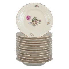 Royal Copenhagen, "Frijsenborg". Tredici piatti in porcellana dipinta a mano.