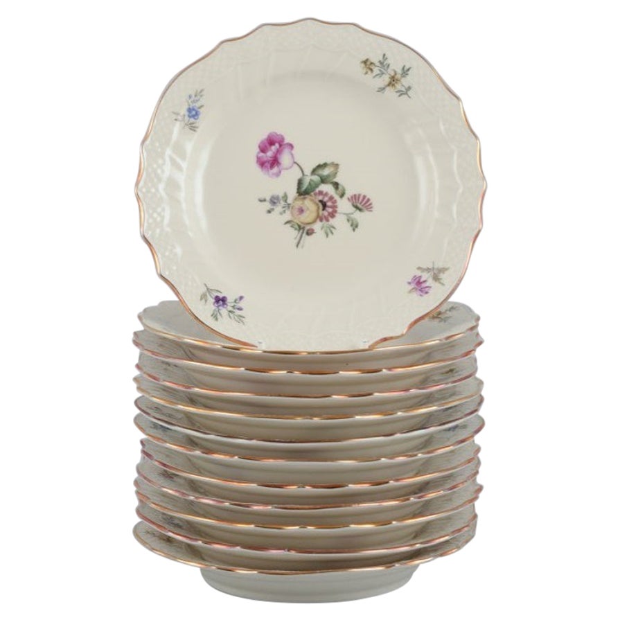 Royal Copenhagen, "Frijsenborg". Dodici piatti in porcellana dipinta a mano.