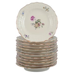 Royal Copenhagen, "Frijsenborg". Dodici piatti in porcellana dipinta a mano.