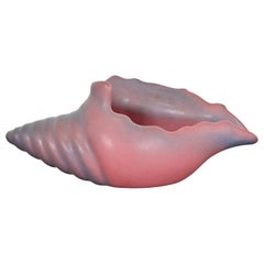 Jardinera de cerámica esmaltada rosa y lavanda Van Briggle Arts & Crafts Shell Form
