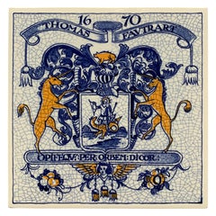 Alte niederländische Delft Fliese in Blau und Weiß mit heraldischem Wappen