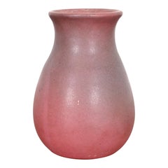 Vaso in ceramica smaltata rosa di Van Briggle Arts & Crafts