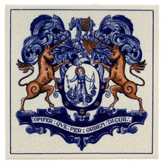 Alte niederländische Delft Fliese in Blau und Weiß mit heraldischem Wappen
