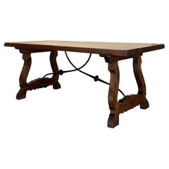 Mesa de comedor o consola del s. XIX, de nogal con patas de lira y tablero pesado, España