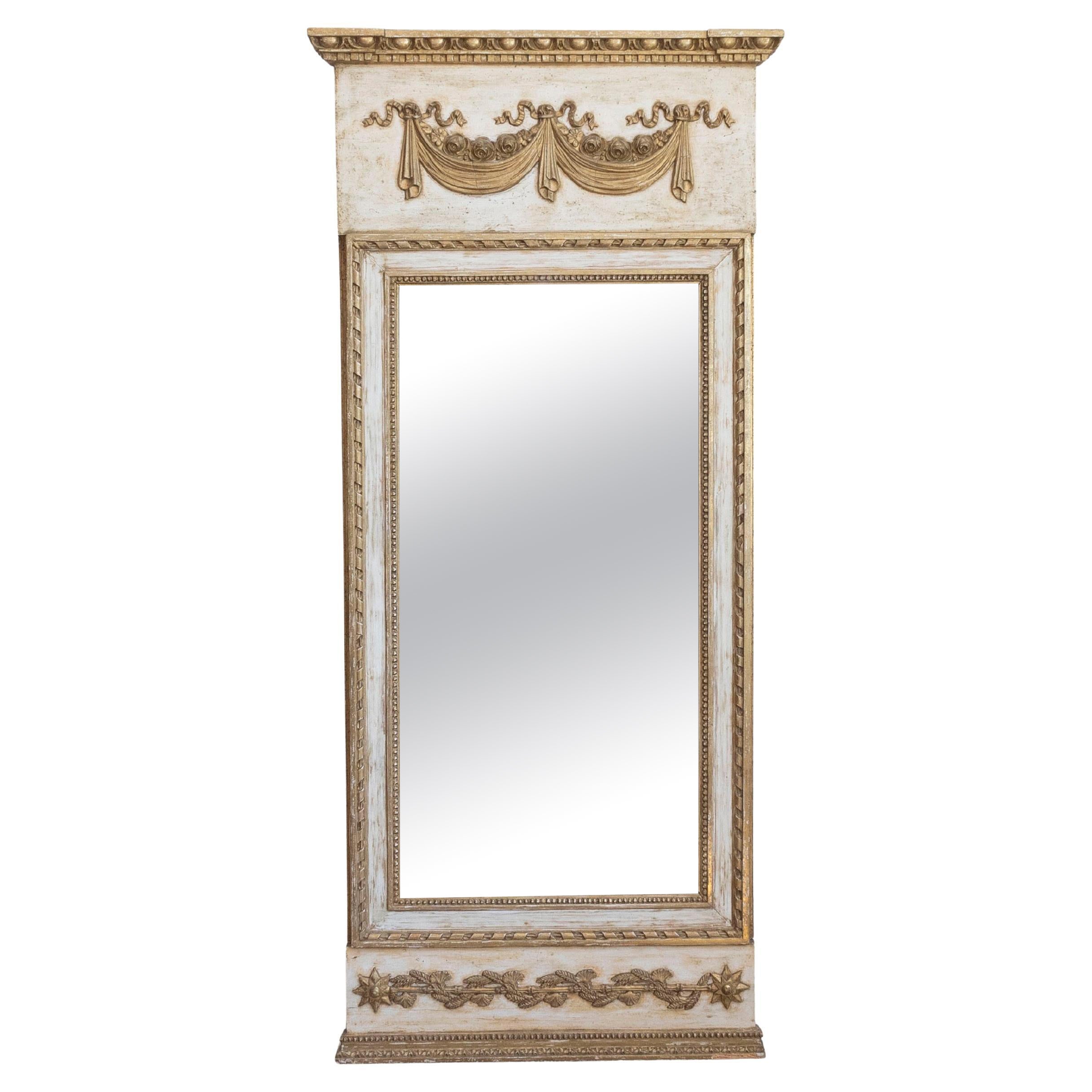 Miroir Trumeau de la fin du XVIIIe siècle, de style suédois gustavien, avec guirlandes et roses