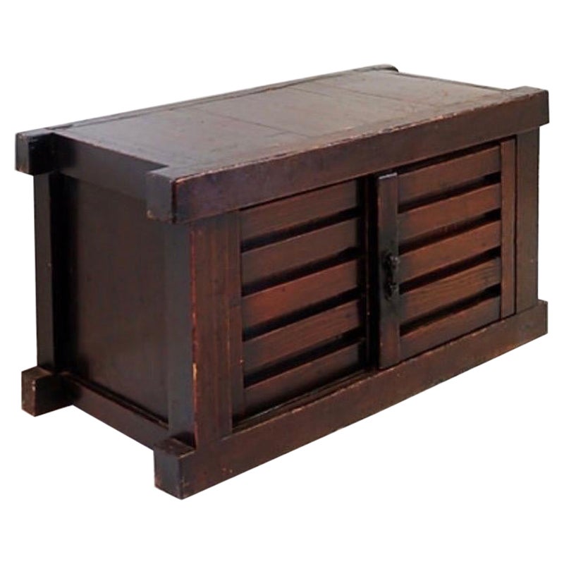 Antiguo tansu todana japonés.