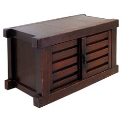 Antiguo tansu todana japonés.
