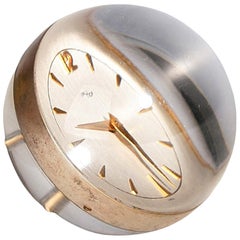 Reloj pisapapeles de esfera/bola de lucita y latón dorado de los años 60, del suizo Arthur Imhof