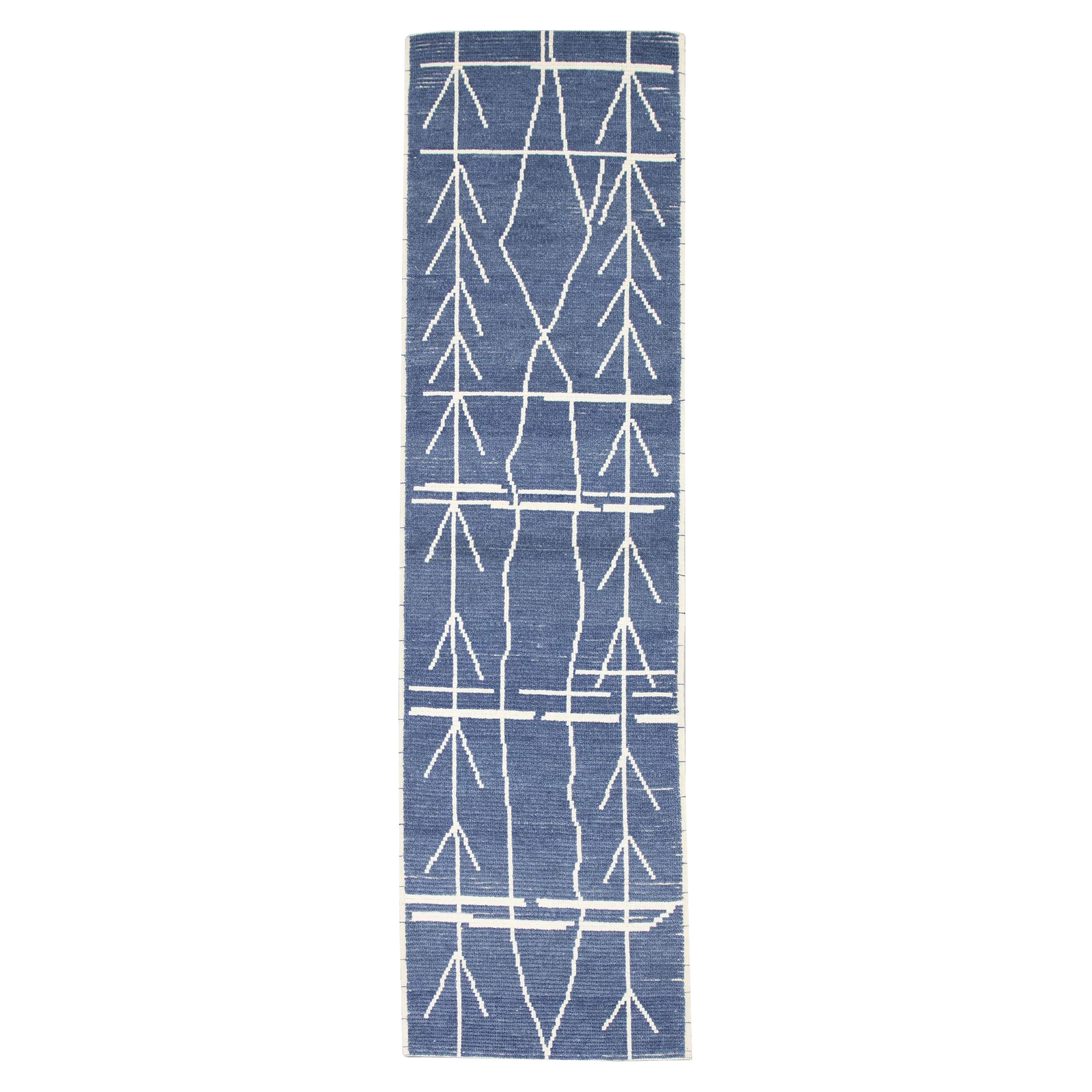 Türkischer handgefertigter moderner Teppich in Blau und Weiß, geometrisch, 2'10" x 10'3" im Angebot