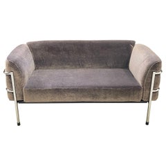 Loveseat Streamline Moderne con Base Cromada Tapizado de Mohair Terciopelo Gris