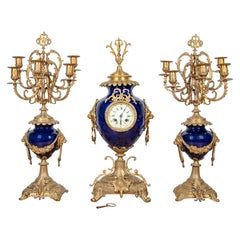 Set di orologi da camino in stile Luigi XV del XIX secolo dopo Sevre