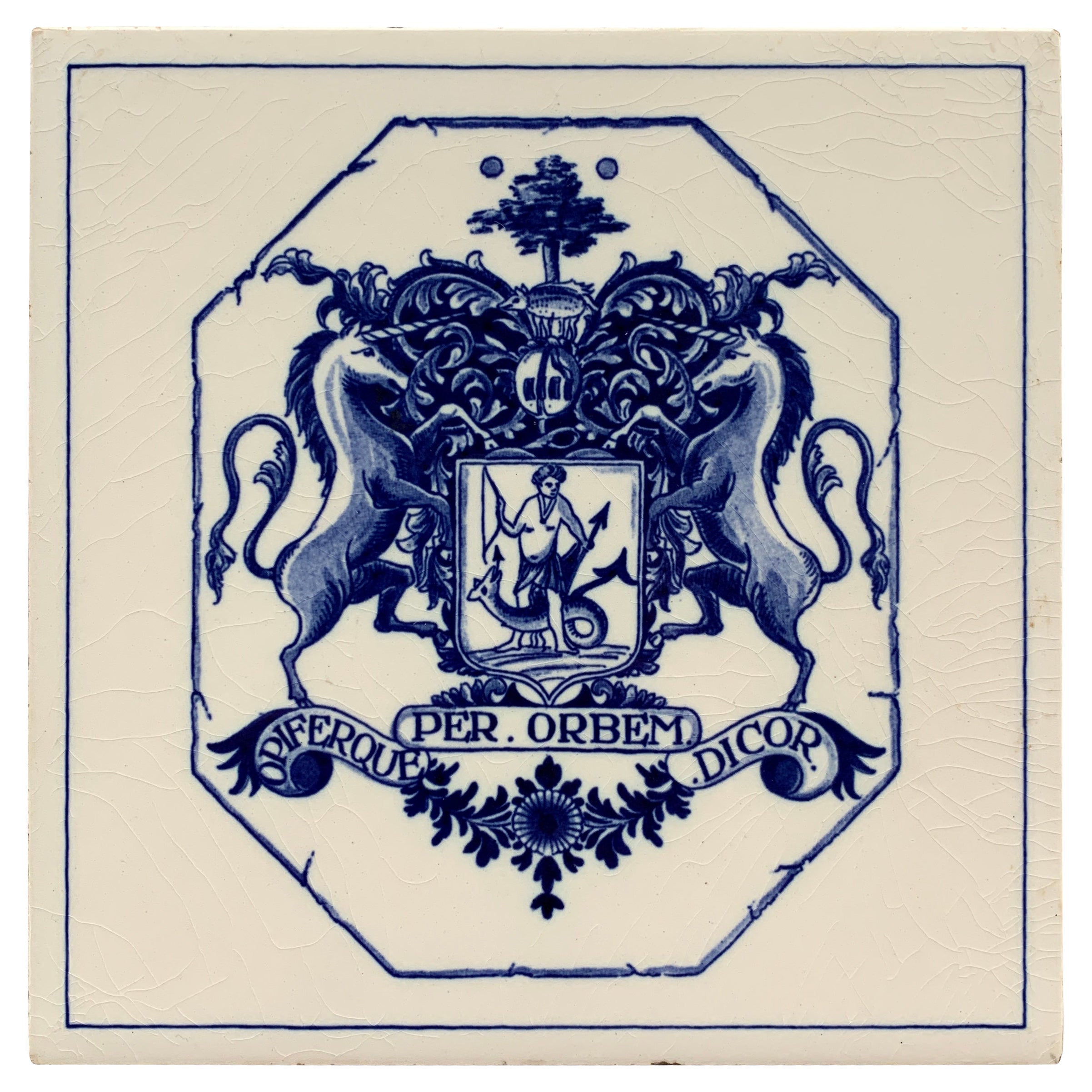 Alte niederländische Delft Fliese in Blau und Weiß mit heraldischem Wappen