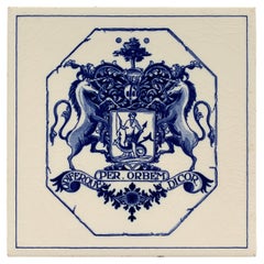 Alte niederländische Delft Fliese in Blau und Weiß mit heraldischem Wappen