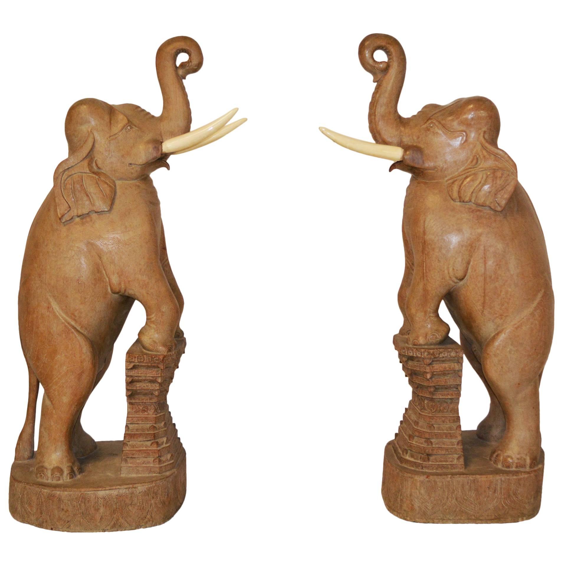 Paar geschnitzte Holzelefanten aus „Auntie Mame“ mit Rosalind Russell