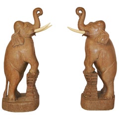 Paar geschnitzte Holzelefanten aus „Auntie Mame“ mit Rosalind Russell