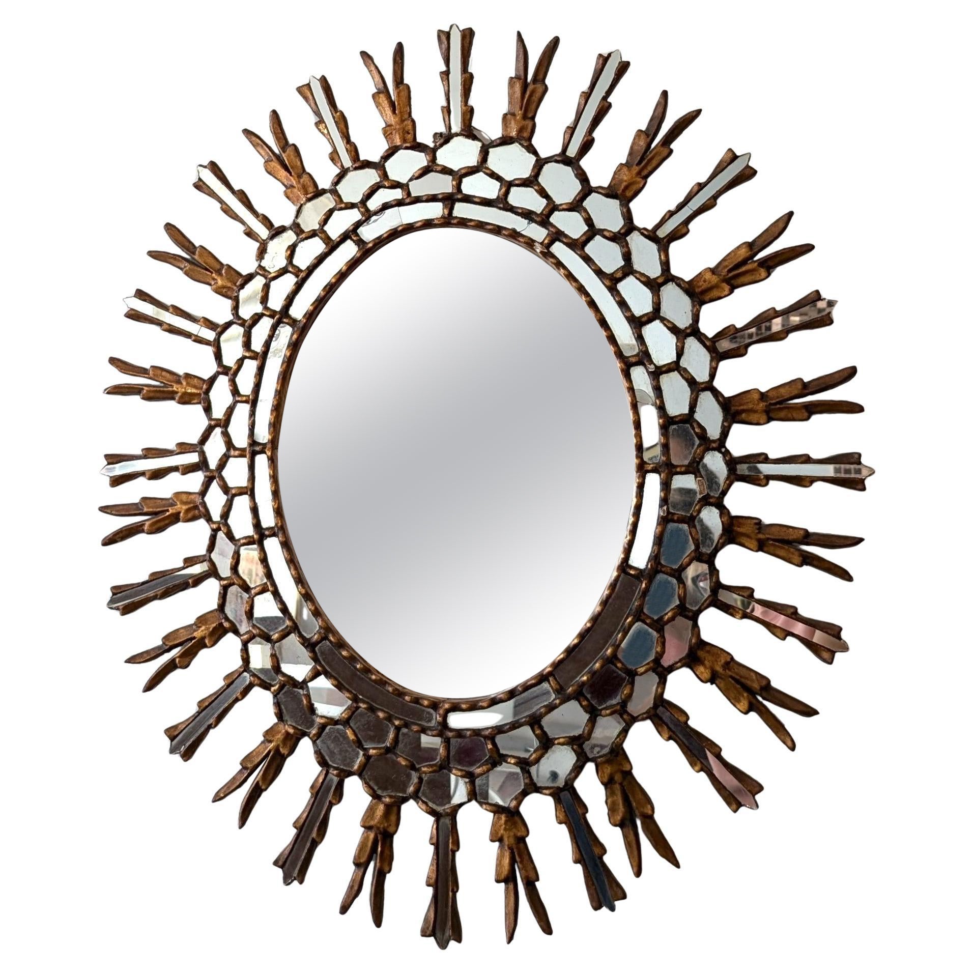 Très grand miroir mural espagnol en bois doré sculpté, circa 1950 en vente