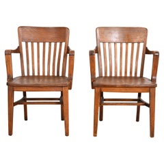 Pareja de sillas de banquero antiguas Arts & Crafts de roble macizo