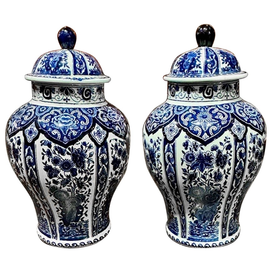 Coppia di vasi antichi Delft blu e bianchi di Royal Sphinx