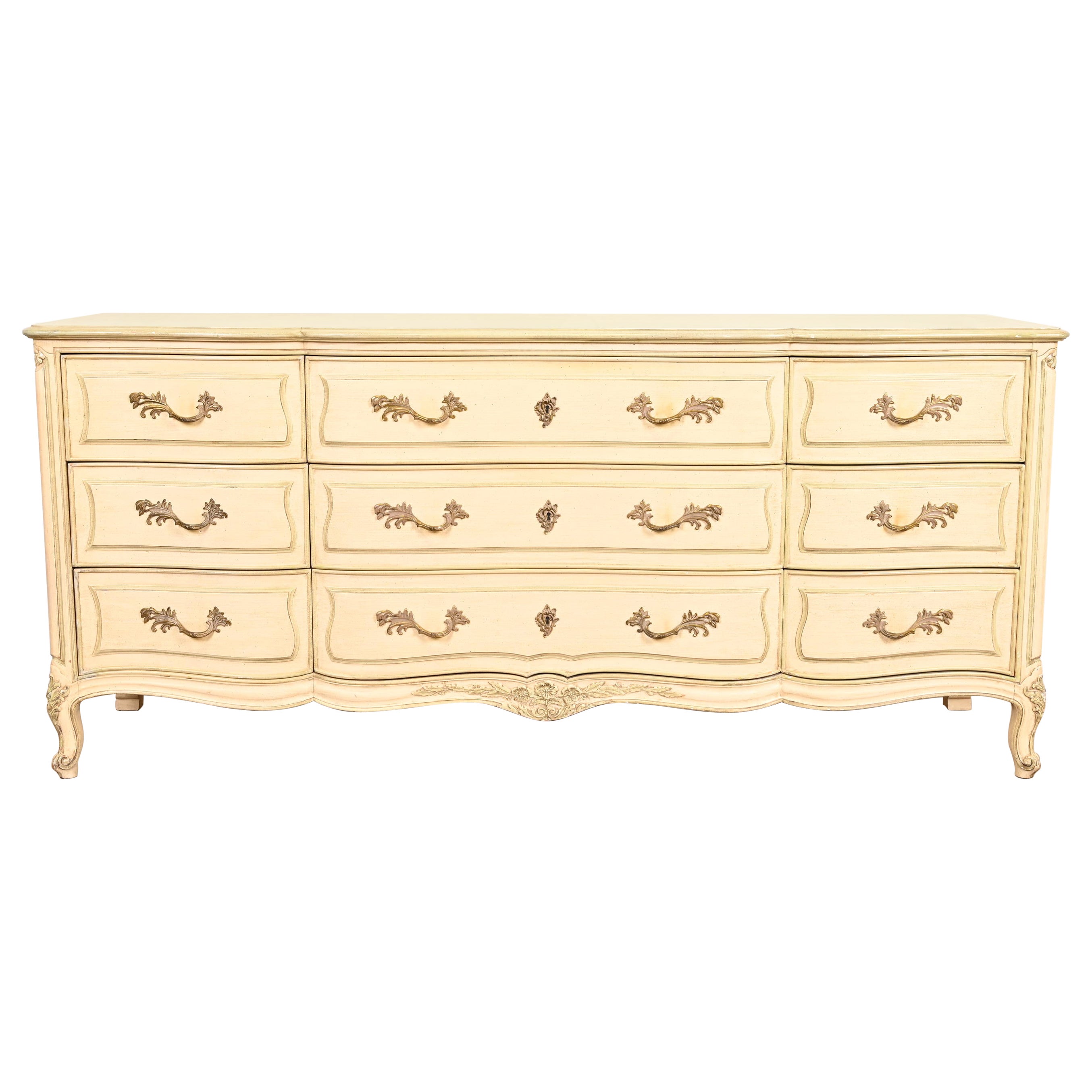 Henredon Französische Provence Louis XV Creme lackierte dreifache Kommode, ca. 1960er Jahre im Angebot