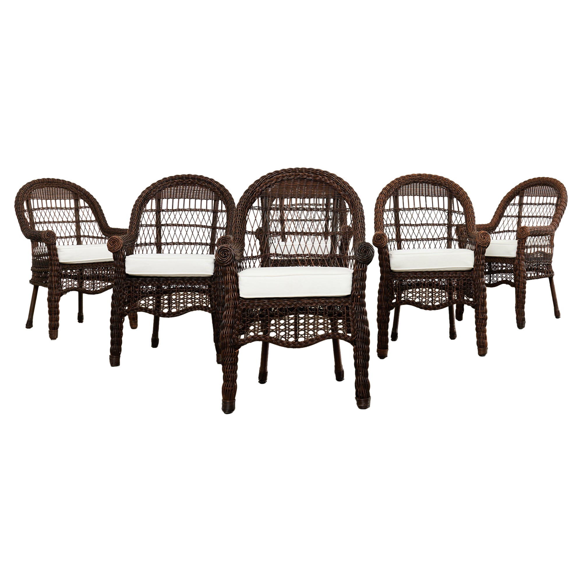 Ensemble de six chaises de jardin en osier et résine tissée de style Harbor en vente